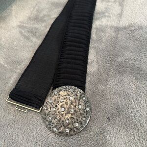 Blk cinch with with silver buckle and stones